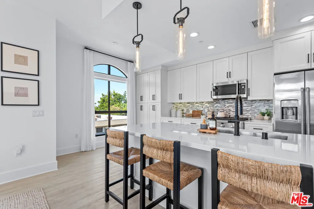 Encino, California 91316, United States, 2 Bedrooms Bedrooms, ,2 BathroomsBathrooms,Residential,Active,192103