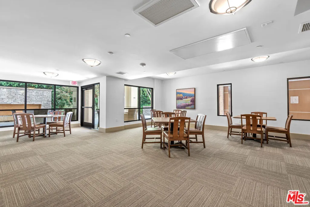 Encino, California 91316, United States, 2 Bedrooms Bedrooms, ,2 BathroomsBathrooms,Residential,Active,192103