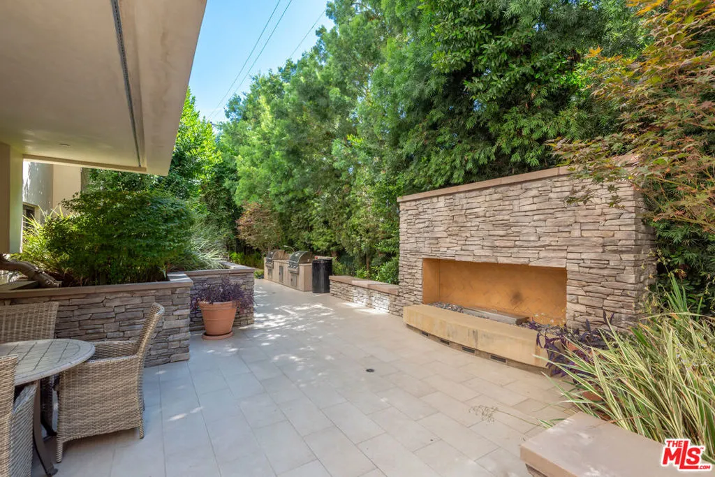 Encino, California 91316, United States, 2 Bedrooms Bedrooms, ,2 BathroomsBathrooms,Residential,Active,192103