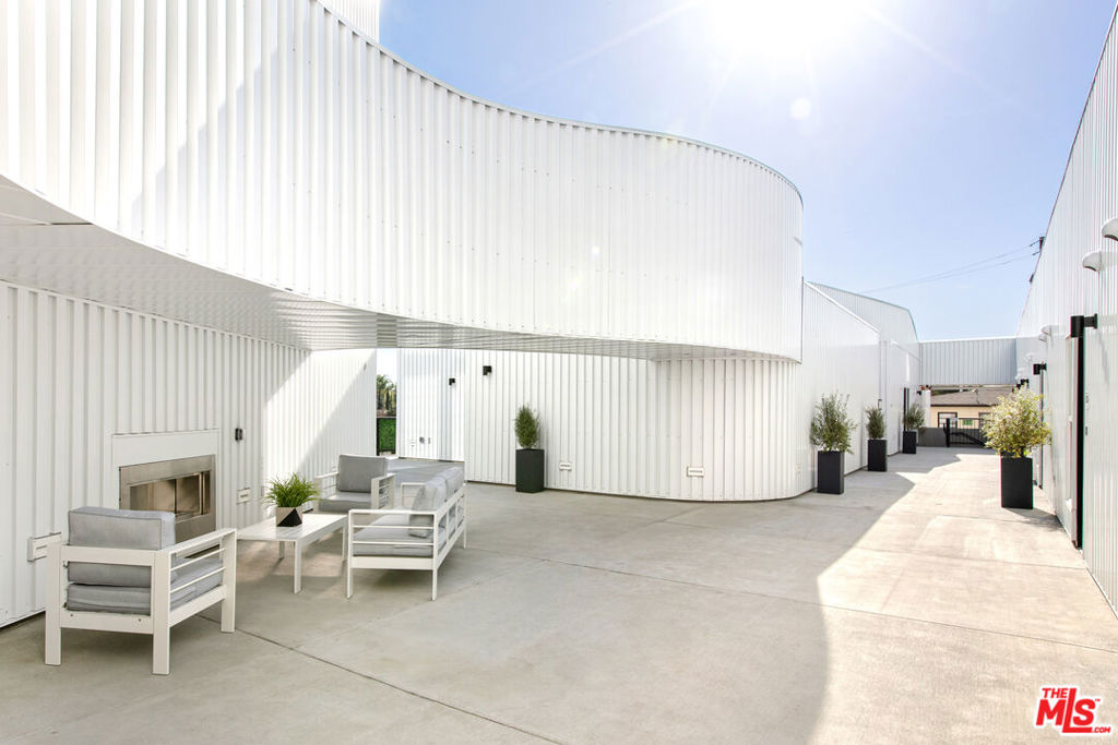 Properties 4 11714 Magnolia Boulevard