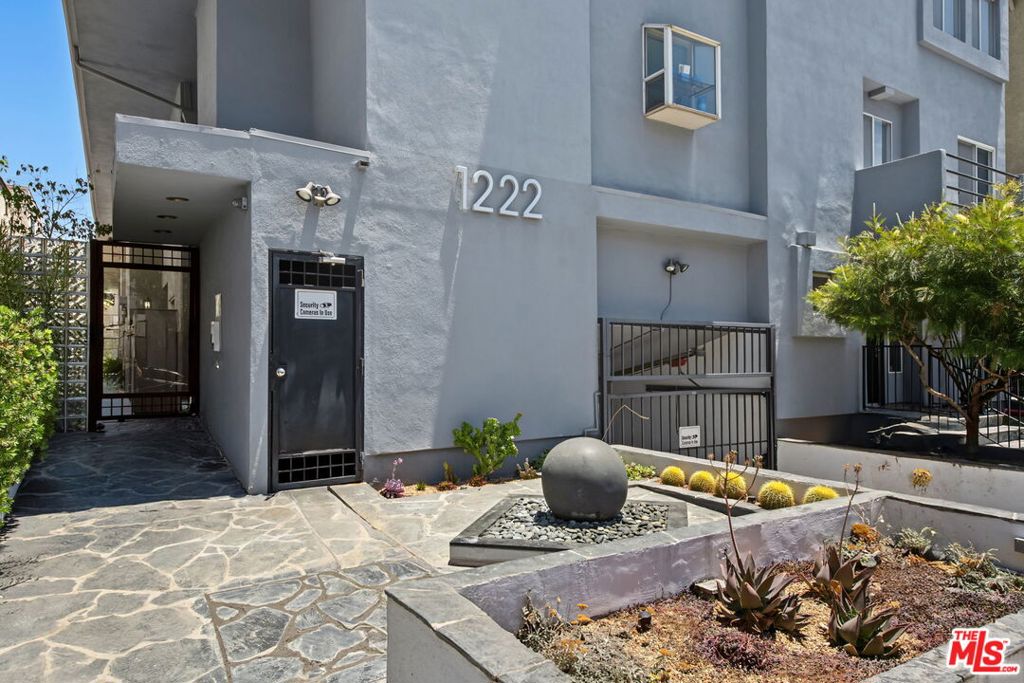 1222 N Kings Road 8