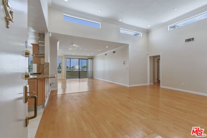 4443 Ventura Canyon Avenue 304