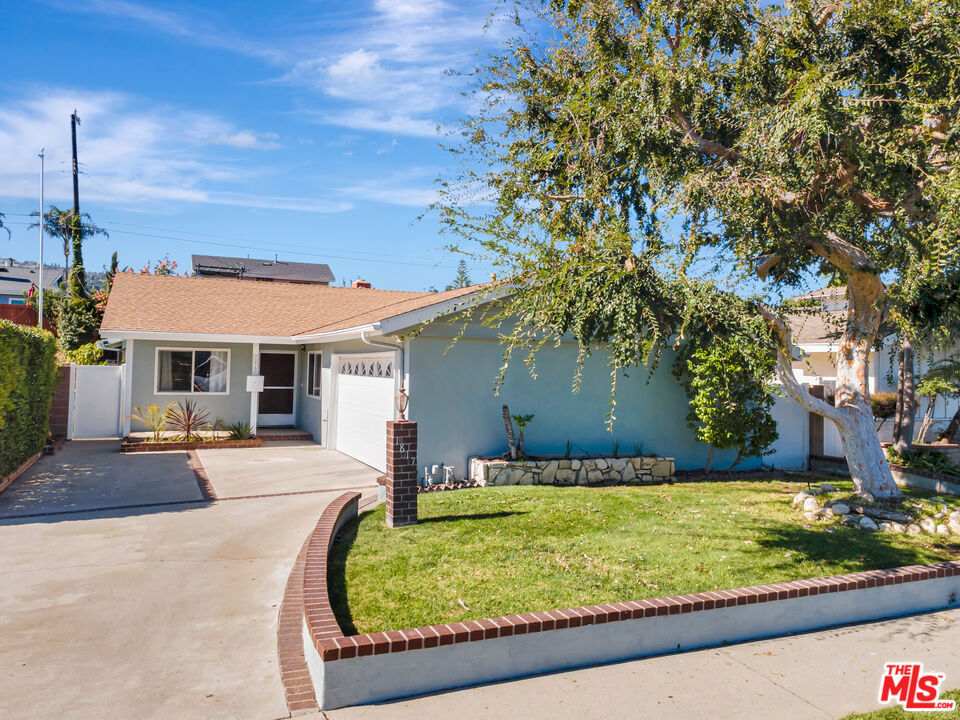 1817 Roseglen Avenue