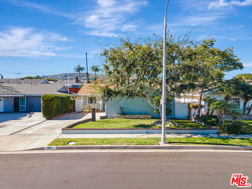 1817 Roseglen Avenue