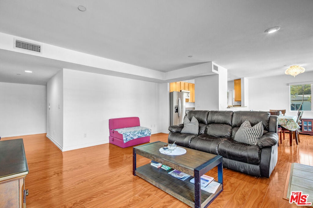 5764 San Vicente Boulevard 201