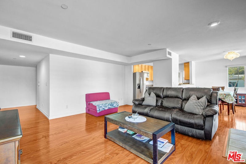 5764 San Vicente Boulevard 201