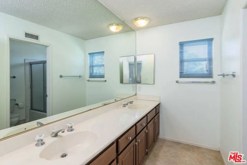 Northridge, California 91324, United States, 5 Bedrooms Bedrooms, ,3 BathroomsBathrooms,Residential,Active,229864