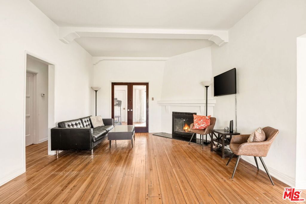 1562 S Crescent Heights Boulevard