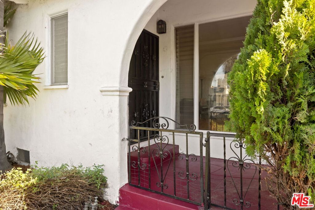 1562 S Crescent Heights Boulevard