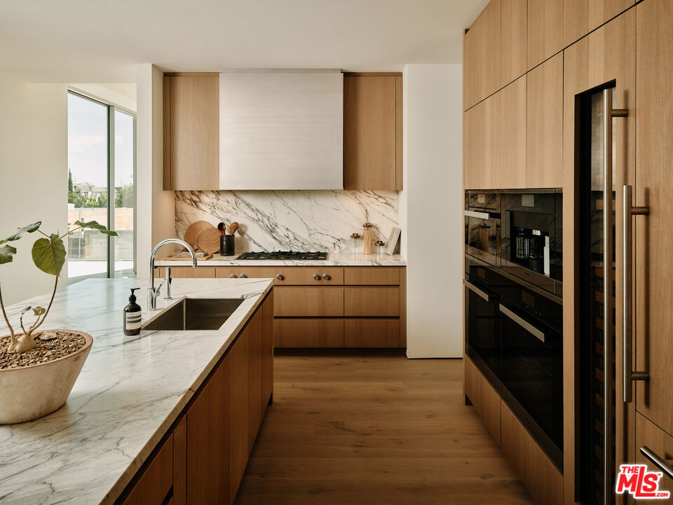 Properties 4 8899 Beverly Boulevard 4D