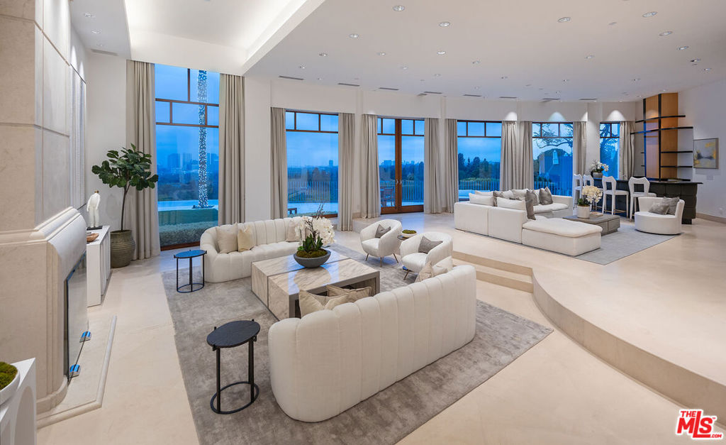 1118 Calle Vista Drive