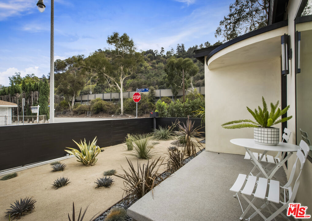 Properties 4 2229 Shoredale Avenue