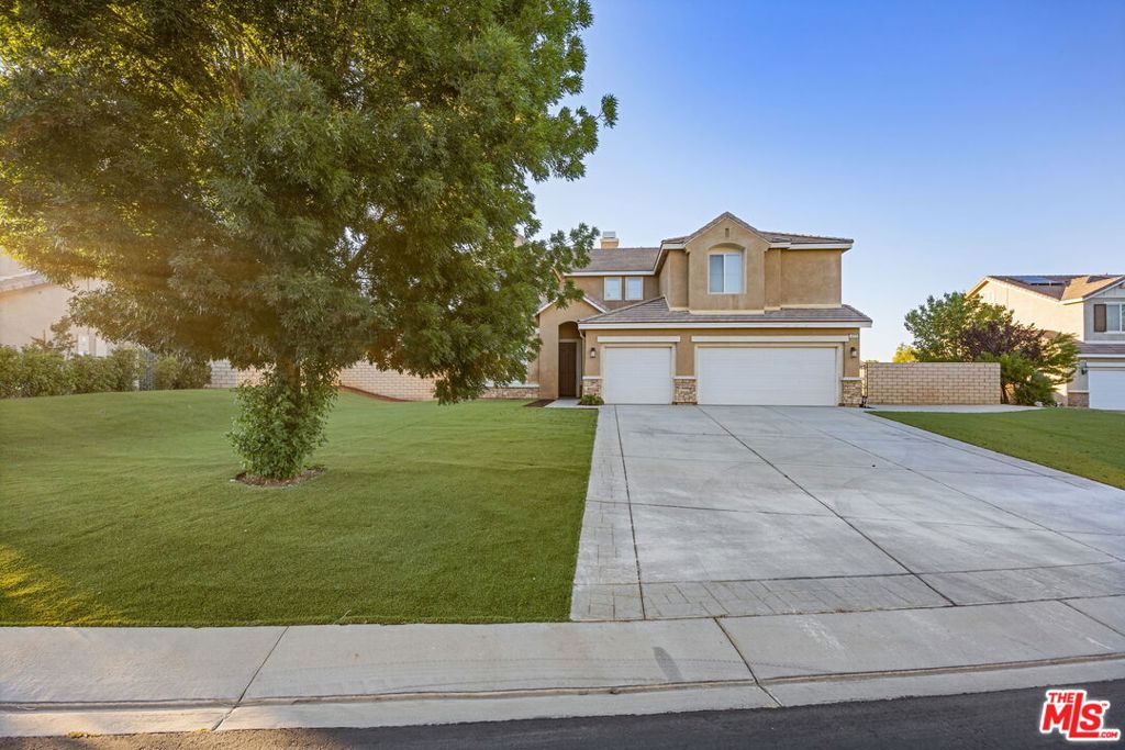 4375 W Avenue M11