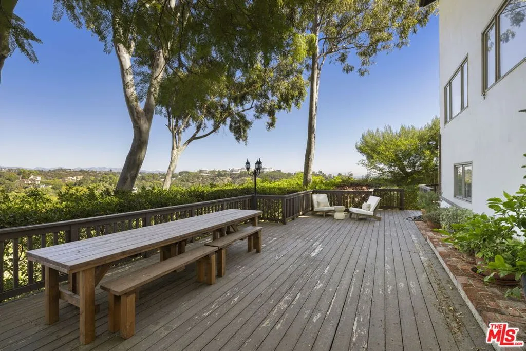 Los Angeles, California 90049, United States, 4 Bedrooms Bedrooms, ,4 BathroomsBathrooms,Residential,Active,231575