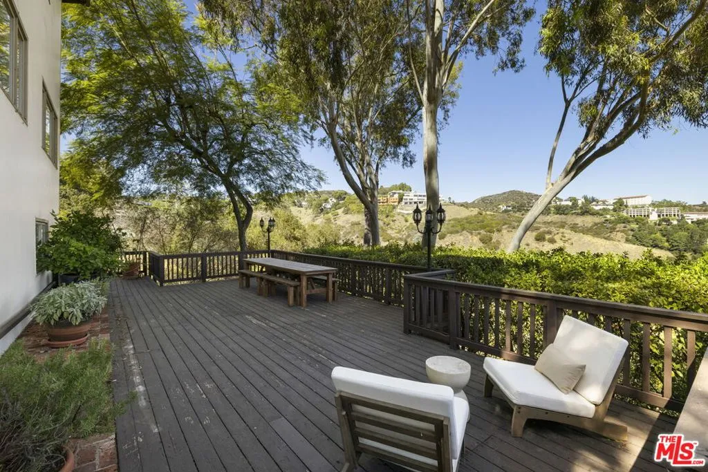 Los Angeles, California 90049, United States, 4 Bedrooms Bedrooms, ,4 BathroomsBathrooms,Residential,Active,231575