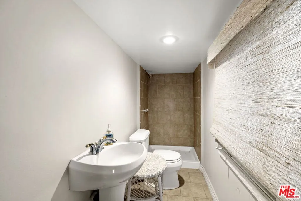 Los Angeles, California 90049, United States, 4 Bedrooms Bedrooms, ,4 BathroomsBathrooms,Residential,Active,231575