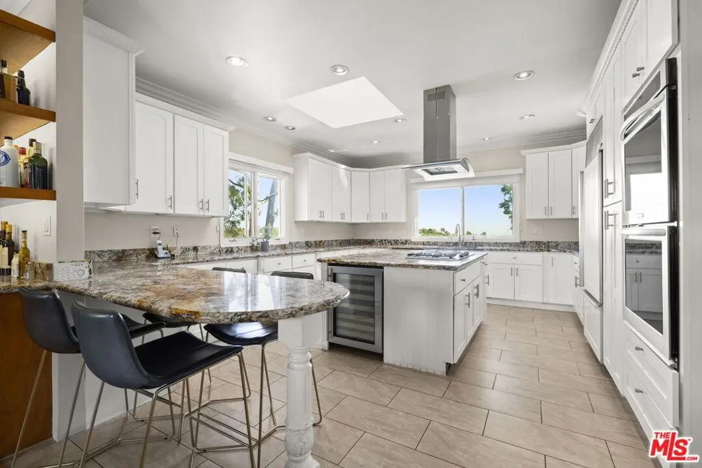 Los Angeles, California 90049, United States, 4 Bedrooms Bedrooms, ,4 BathroomsBathrooms,Residential,Active,231575