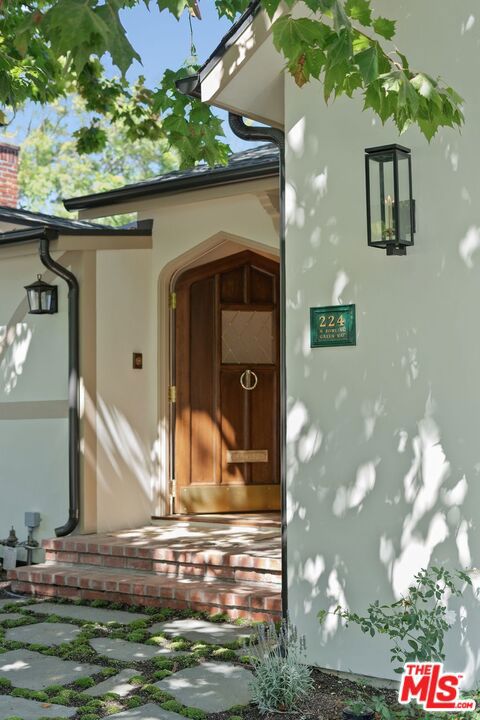 224 N Bowling Green Way