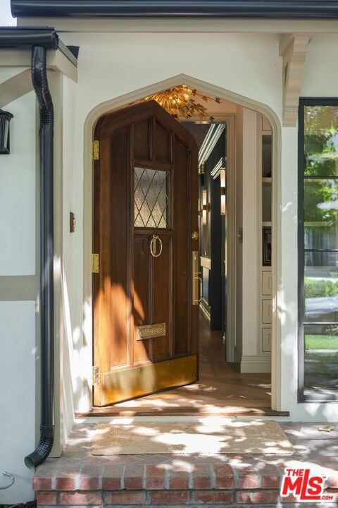 224 N Bowling Green Way