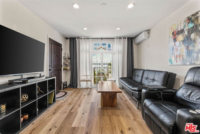 1234 1/8 N Cahuenga Boulevard