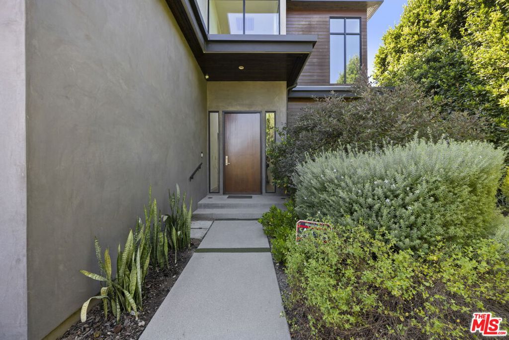 125 S Medio Drive