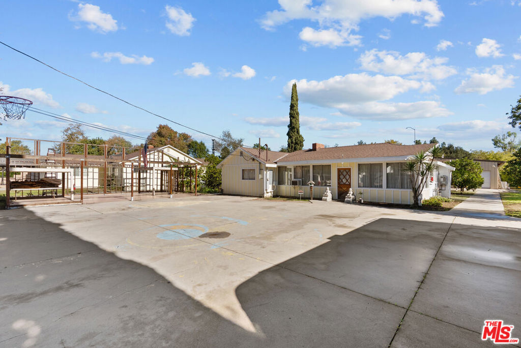 5708 Gentry Avenue