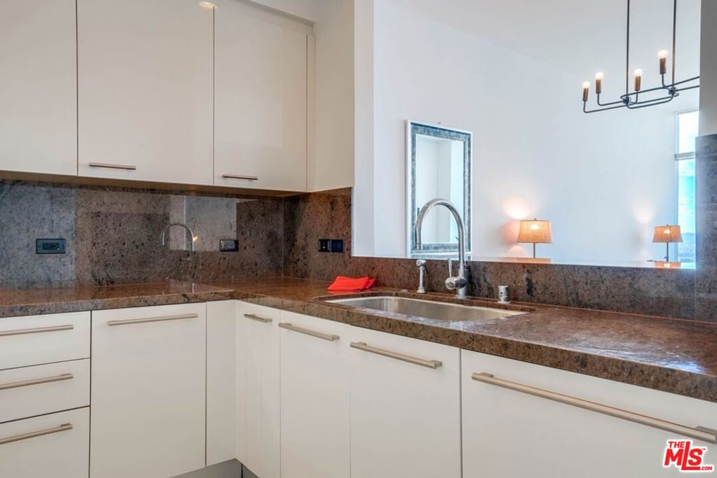 900 W Olympic Boulevard 31F