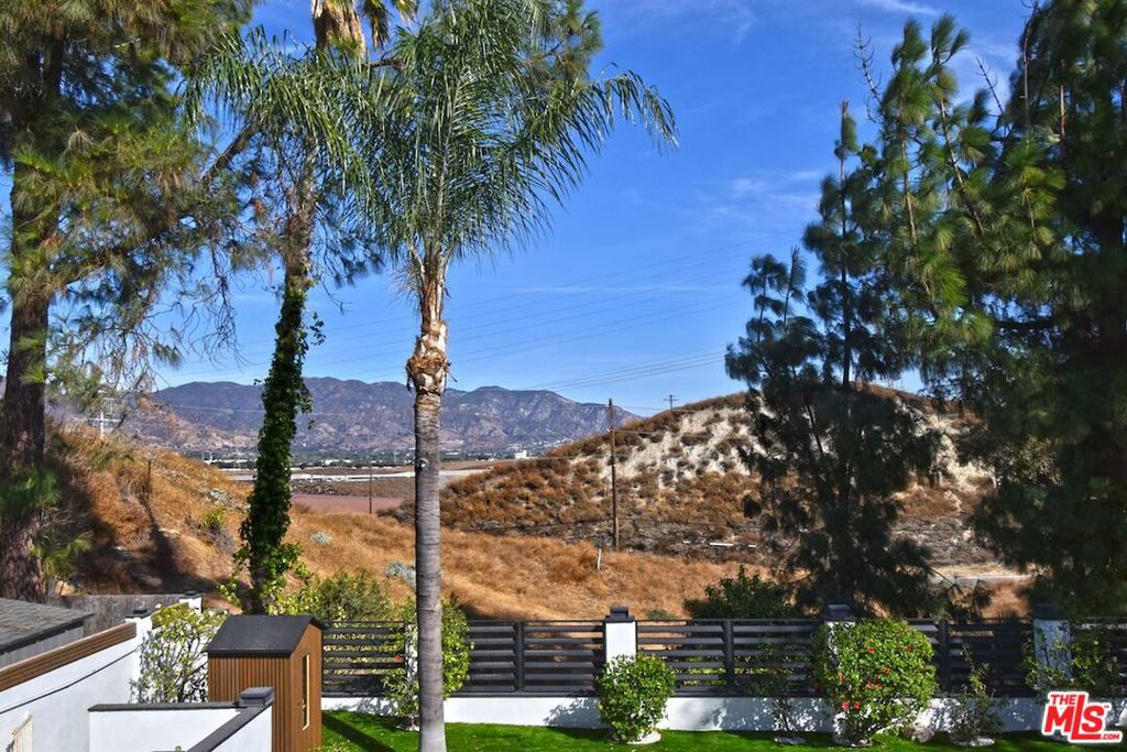Properties 4 12112 Woodley Avenue