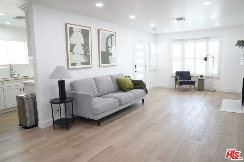 4243 W 58th Place