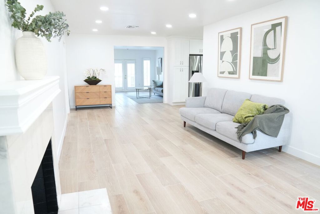 4243 W 58th Place
