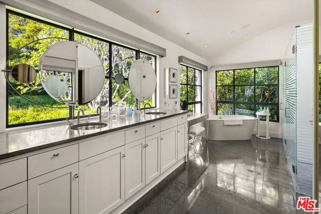 Montecito, California 93108, United States, 3 Bedrooms Bedrooms, ,4 BathroomsBathrooms,Residential,Active,231156