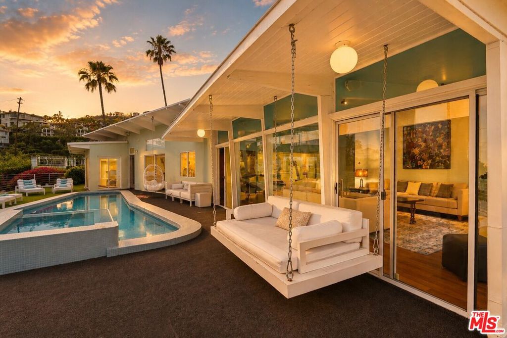 8411 Hollywood Boulevard