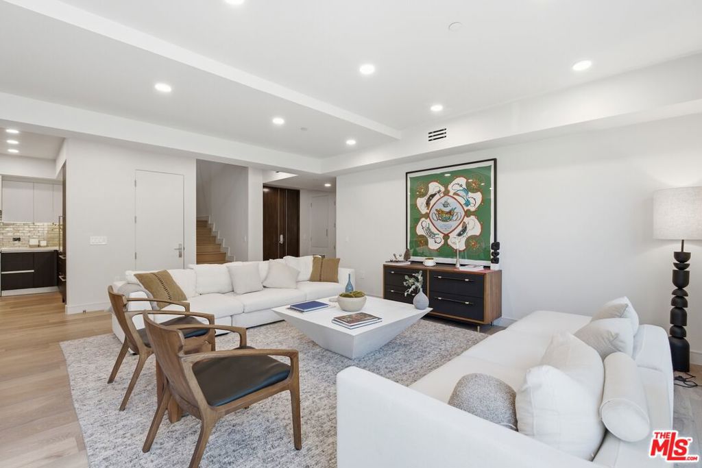 505 S Barrington Avenue 104