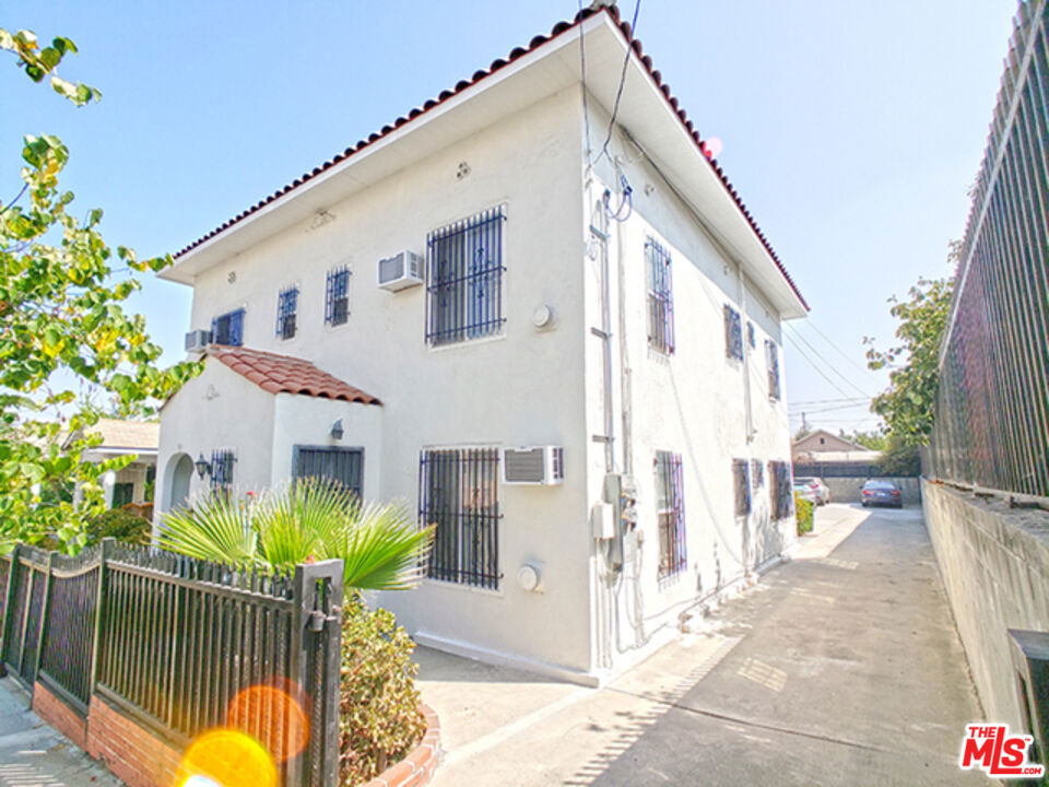 1046 S Kenmore Avenue