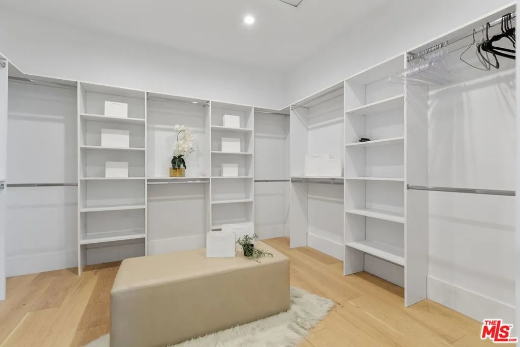 Los Angeles, California 90066, United States, 4 Bedrooms Bedrooms, ,4 BathroomsBathrooms,Residential,Active,208823