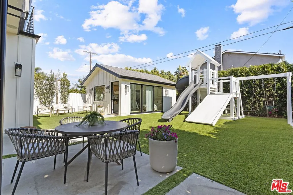 Los Angeles, California 90066, United States, 4 Bedrooms Bedrooms, ,4 BathroomsBathrooms,Residential,Active,208823