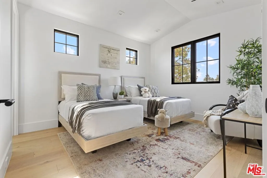 Los Angeles, California 90066, United States, 4 Bedrooms Bedrooms, ,4 BathroomsBathrooms,Residential,Active,208823