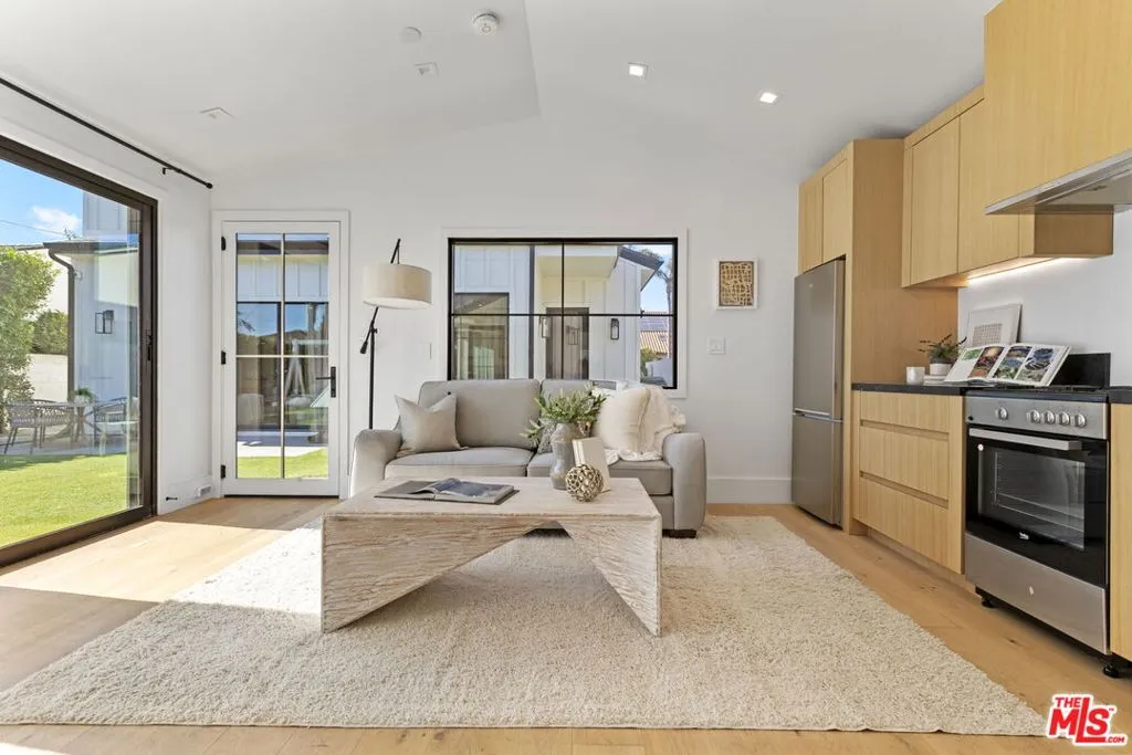 Los Angeles, California 90066, United States, 4 Bedrooms Bedrooms, ,4 BathroomsBathrooms,Residential,Active,208823