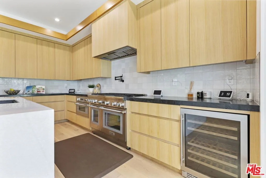 Los Angeles, California 90066, United States, 4 Bedrooms Bedrooms, ,4 BathroomsBathrooms,Residential,Active,208823