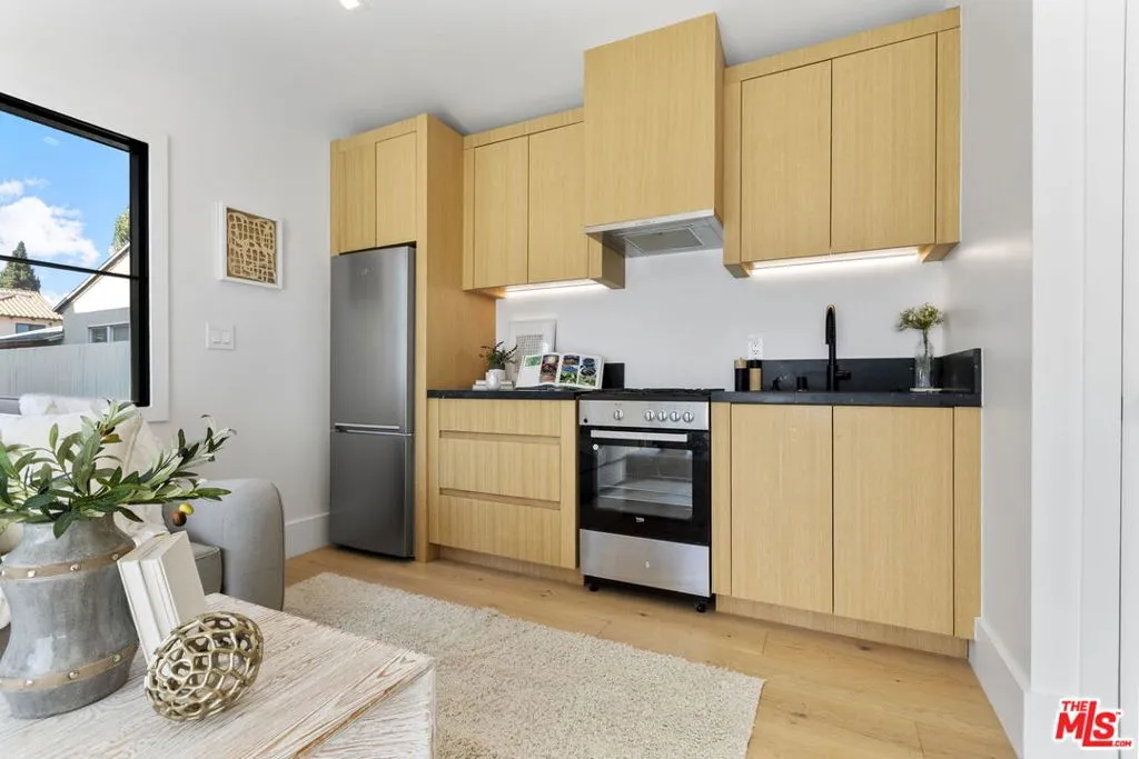 Los Angeles, California 90066, United States, 4 Bedrooms Bedrooms, ,4 BathroomsBathrooms,Residential,Active,208823