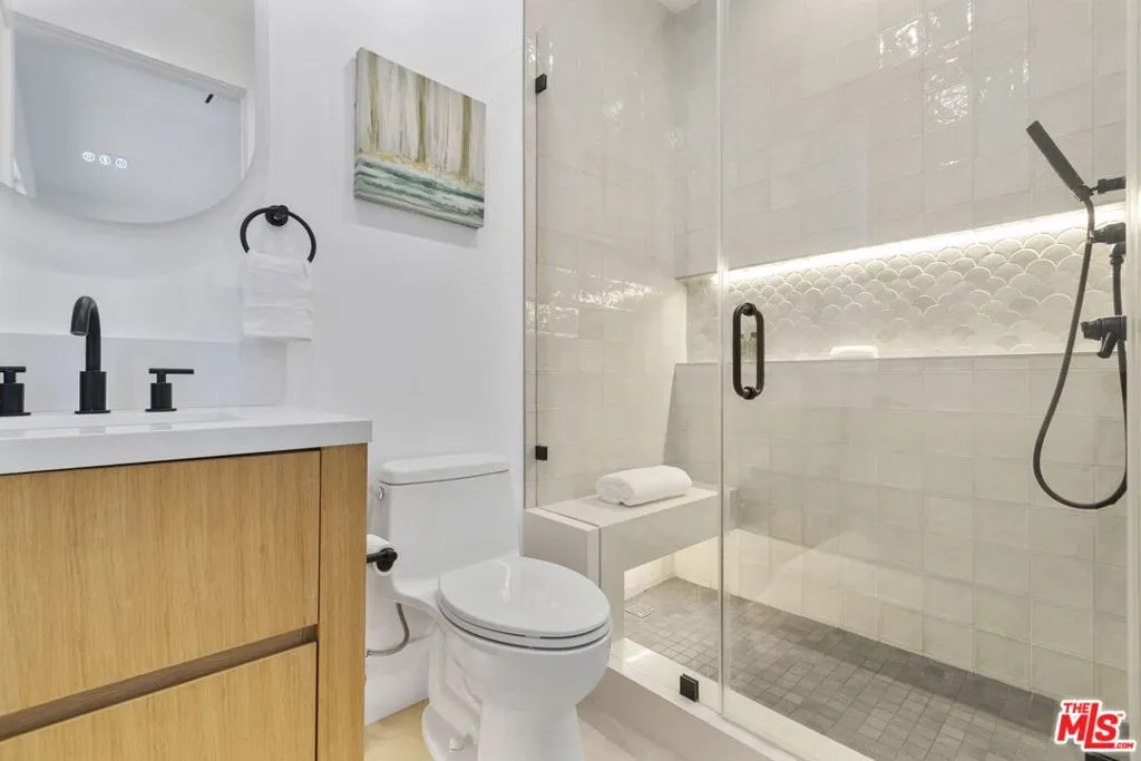 Los Angeles, California 90066, United States, 4 Bedrooms Bedrooms, ,4 BathroomsBathrooms,Residential,Active,208823