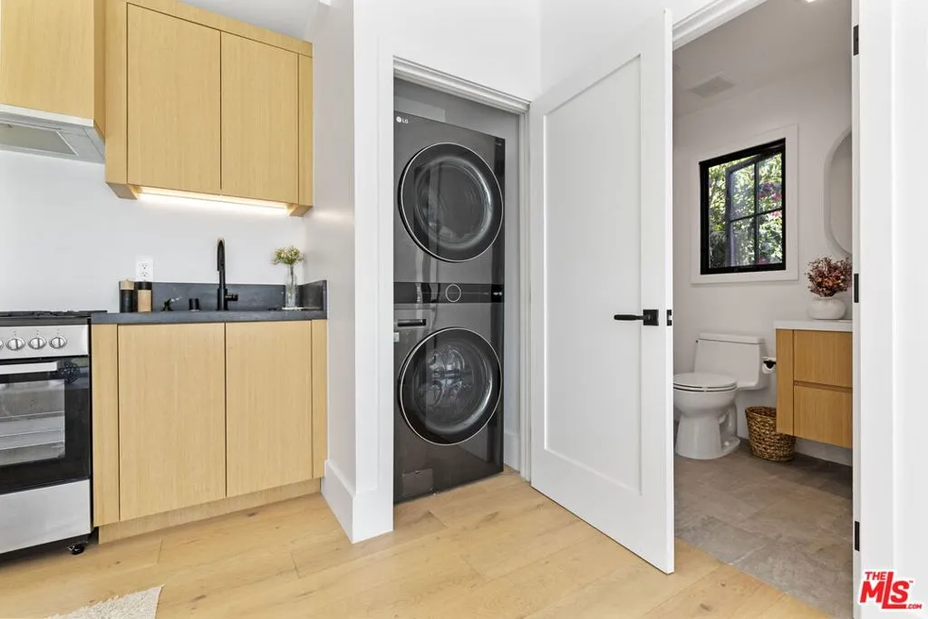 Los Angeles, California 90066, United States, 4 Bedrooms Bedrooms, ,4 BathroomsBathrooms,Residential,Active,208823