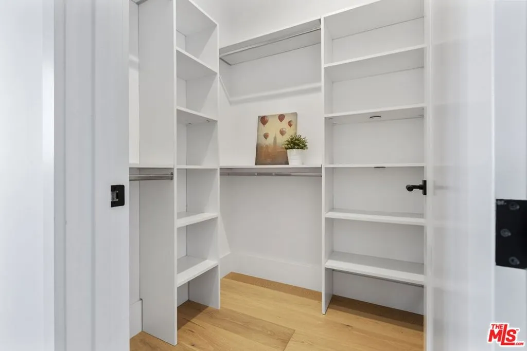 Los Angeles, California 90066, United States, 4 Bedrooms Bedrooms, ,4 BathroomsBathrooms,Residential,Active,208823