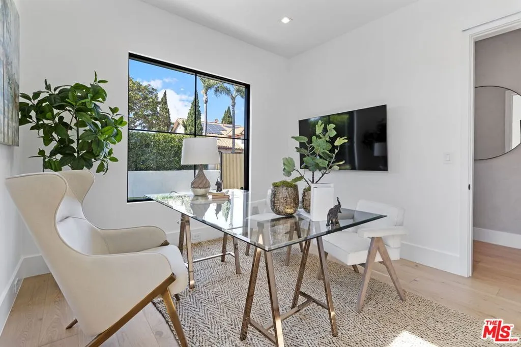 Los Angeles, California 90066, United States, 4 Bedrooms Bedrooms, ,4 BathroomsBathrooms,Residential,Active,208823