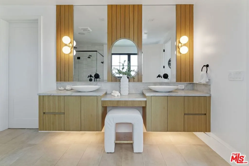 Los Angeles, California 90066, United States, 4 Bedrooms Bedrooms, ,4 BathroomsBathrooms,Residential,Active,208823