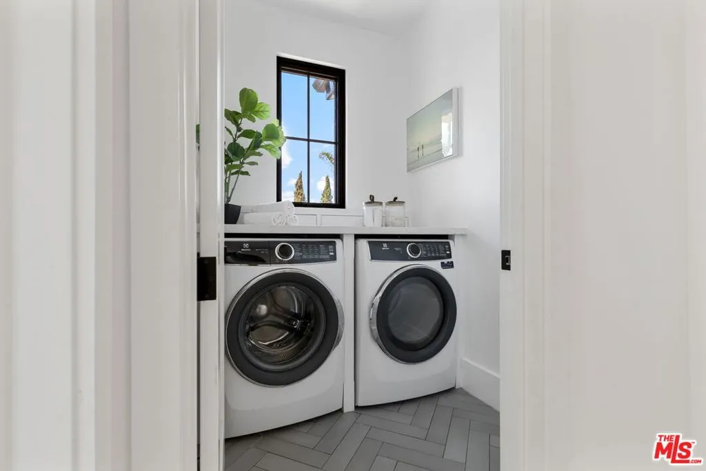 Los Angeles, California 90066, United States, 4 Bedrooms Bedrooms, ,4 BathroomsBathrooms,Residential,Active,208823