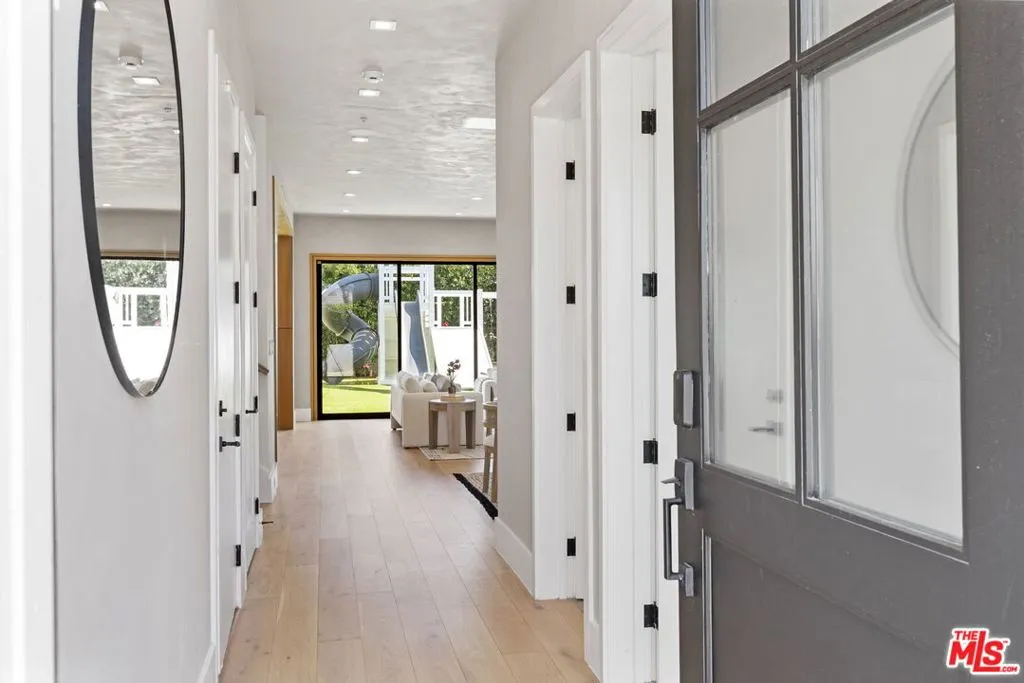 Los Angeles, California 90066, United States, 4 Bedrooms Bedrooms, ,4 BathroomsBathrooms,Residential,Active,208823