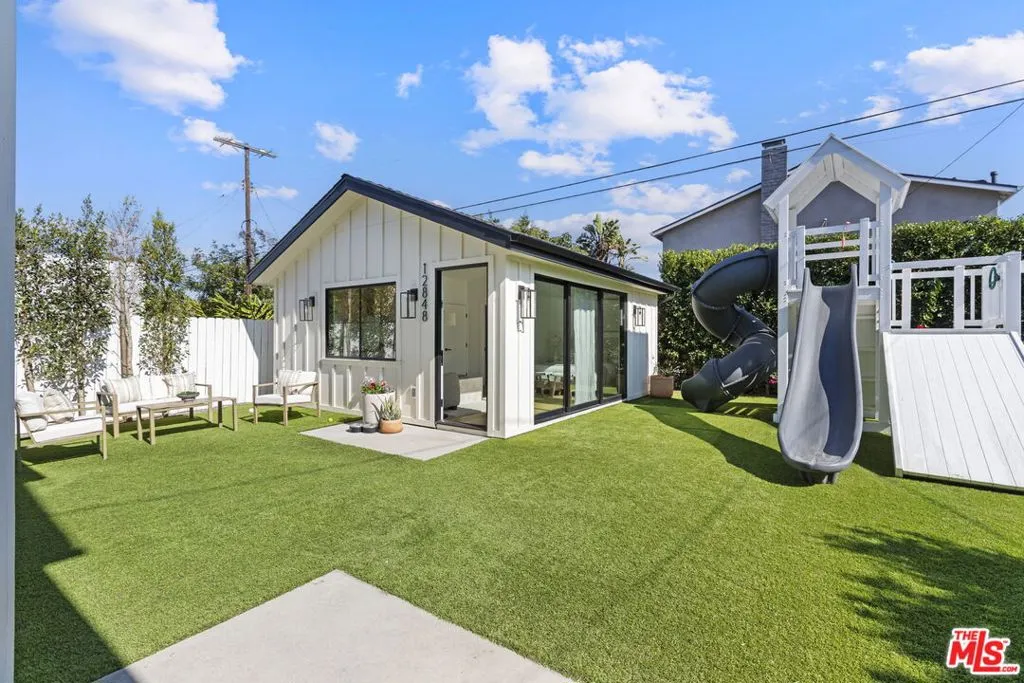 Los Angeles, California 90066, United States, 4 Bedrooms Bedrooms, ,4 BathroomsBathrooms,Residential,Active,208823