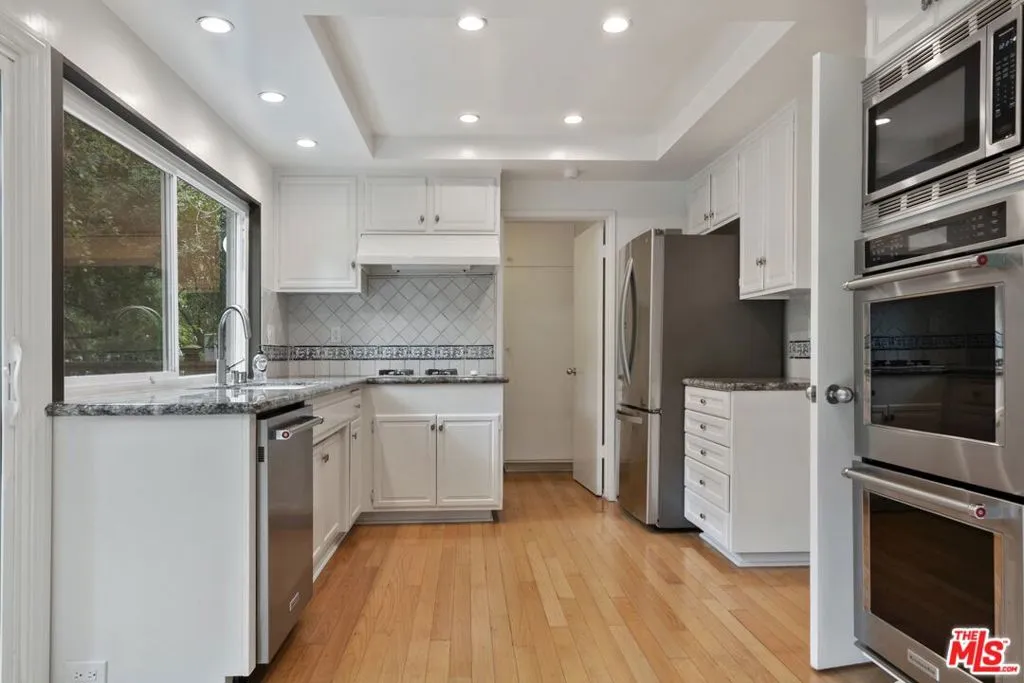 Los Angeles, California 90077, United States, 5 Bedrooms Bedrooms, ,3 BathroomsBathrooms,Residential,Active,193093