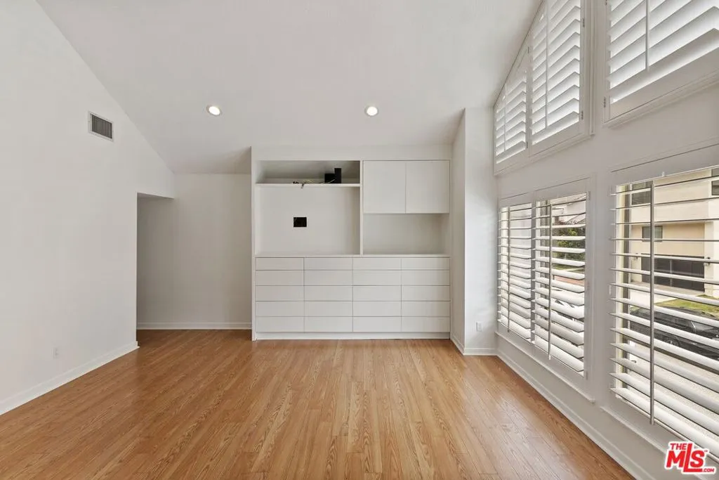 Los Angeles, California 90077, United States, 5 Bedrooms Bedrooms, ,3 BathroomsBathrooms,Residential,Active,193093